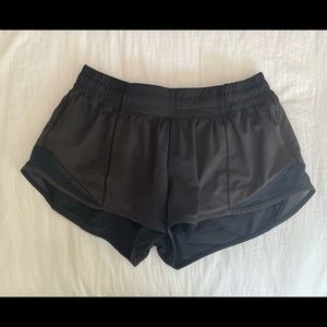 Black hotty hot 2.5” lululemon shorts